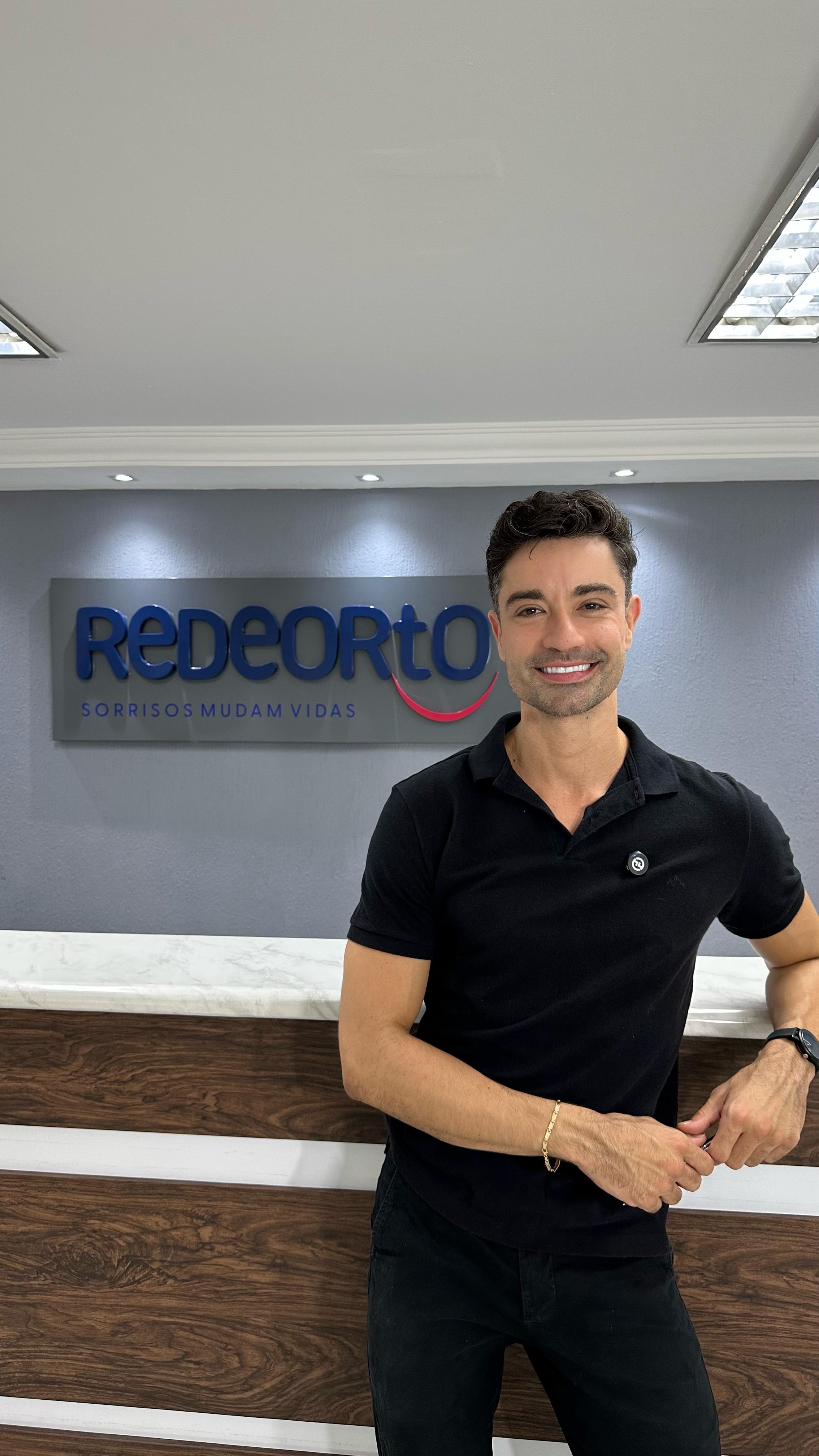 Foto de Ycaro Rabelo, retrato profissional em plano americano